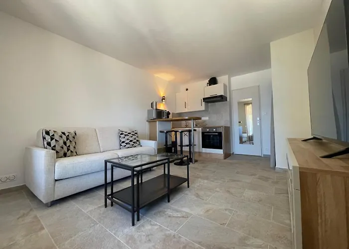 Joli En Front De * سا سيرْ سور مير